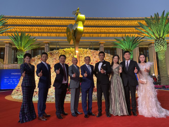 （左起）蔣璐霞、張譯、于冬、林超賢導演、楊受成博士、杜江、霍思燕等聚首金雞獎盛典。