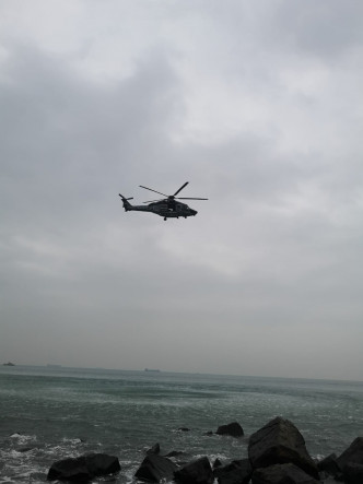 直升机在现场一带上空盘旋。