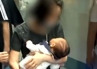 婴儿被救出后证实没有受伤。影片截图
