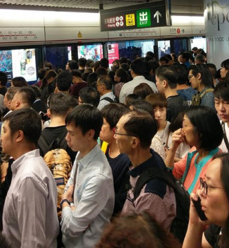 金鐘站都迫滿人。網民Charmaine Wan圖片