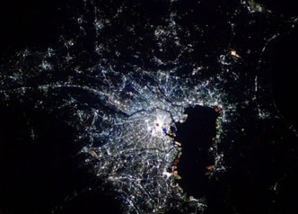 从太空站俯瞰东京夜景。影片截图