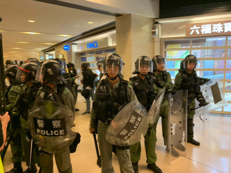 防暴警察在新城市廣場與示威者激烈衝突。