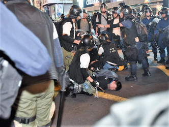 示威者与警方再爆冲突。