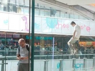 有网民拍到事主曾危坐玻璃围栏。
Jason Yeung图片