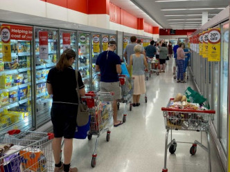 當地居民湧至超市購物。網圖
