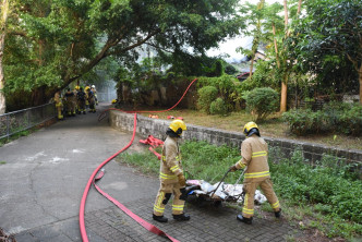 消防到場開動一條喉及一隊煙帽隊灌救。