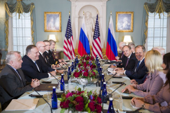 到訪美國的俄羅斯外長拉夫羅夫跟國務卿蓬佩奧會談。AP圖片
