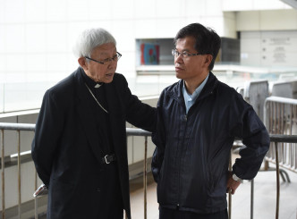 天主教香港教区主教陈日君枢机(左)。