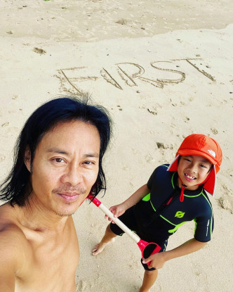 事后阿智于社交网分享当天的父子照，两人仲喺沙上写了囝囝的名字「First」。