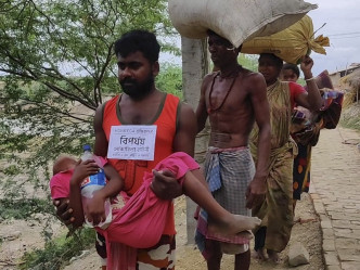 印度和孟加拉接近300萬人緊急疏散。AP