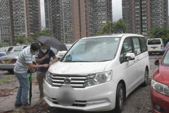 七人車車主亦趕到場檢查車身。