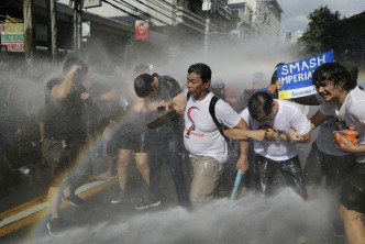 防暴警察一度动用水炮驱赶示威者。