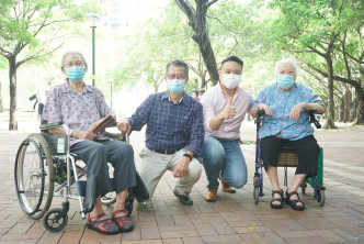 财政司司长陈茂波(左;深蓝衫)一行与途人打招呼，并提醒他们记得申请消费券。