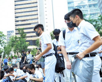參與集會的學生大都穿上校服和戴上口罩。