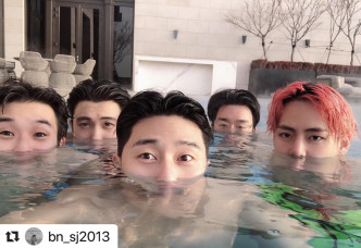 V、朴敘俊、朴炯植、崔宇植及歌手Peakboy組成的「泡澡Line」。