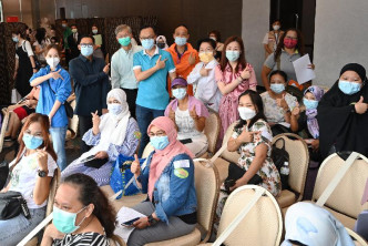 聂德权与罗致光视察政府外展疫苗接种服务队于铜锣湾一间酒店为居住在香港的印尼人士接种科兴疫苗情况。政府新闻处图片