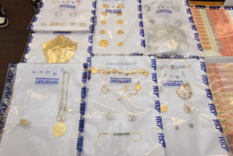 警方搜出大批現金、外幣及金器。