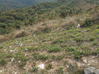 山坡遍佈垃圾。（香港行山遠足之友(吹水山谷）圖片）