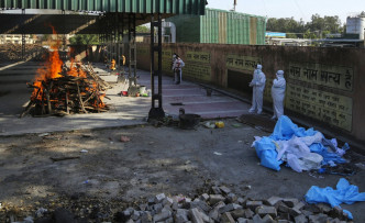 印度工作人员火化新冠肺炎死者遗体。AP图片