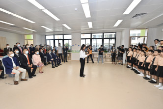 林鄭月娥（前排左三）欣賞學生合唱表演。政府新聞處圖片