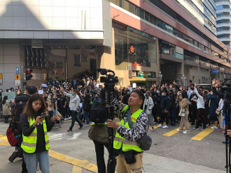 長沙灣部分示威佔據馬路。圖：網民石兒 ‎香港突發事故報料區