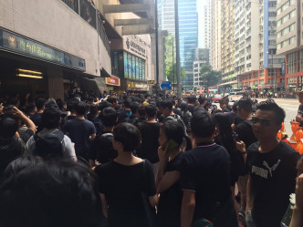 有市民從北角站行去炮台山站。‎香港突發事故報料區Sara Liu‎