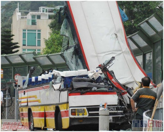 旅遊巴車頂嚴重毀爛，需要「肢解」分開移走。資料圖片