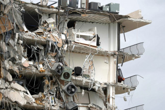 美國佛羅里達州邁阿密海灘北部一座住宅大廈局部倒塌。AP圖片