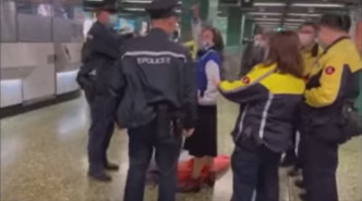女乘客將衣物投擲地上又與警員爭拗。網上片段截圖