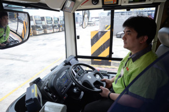 日後採用有關系統，當車長打指揮燈時，九巴及龍運巴士的車尾LED路線顯示屏幕上便會出現「請讓巴士」標語字眼。