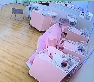 护士用手安抚轻拍婴儿。网图