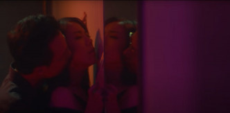 《阴阳道具》MV内有好多尺度大胆的性爱场面。