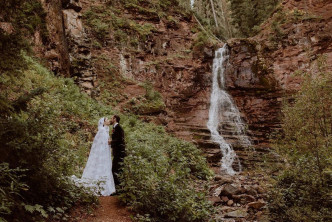 熱愛戶外活動的兩人，婚紗照亦在山林取景。