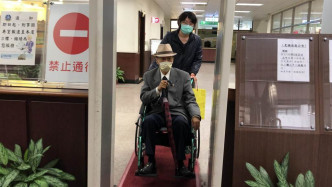 2020年馮滬祥坐輪椅出庭應訊。