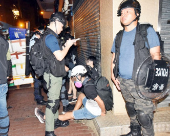警方昨晚在深水埗拘捕多名示威者。