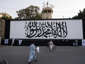 塔利班旗帜画在美国驻阿富汗喀布尔大使馆外的墙上。AP