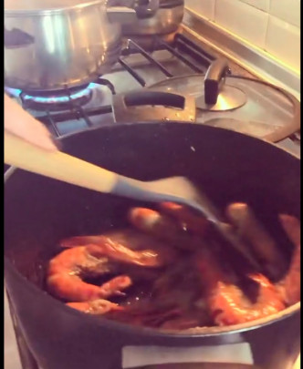 先煮大蝦。