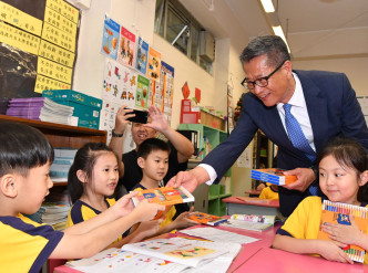 陈茂波亦到访鲜鱼行学校。政府新闻处图片