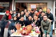 齐贺老爷

年前曾志伟开食店，「劳诗动众」团队成员洪永城、卢思麟及C君都有到贺。