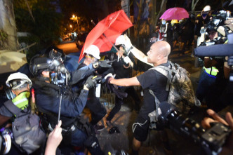 大批示威者与警方爆发激烈冲突