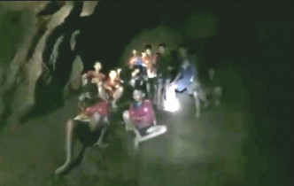 泰國清萊府12名少年足球隊員和1名教練洞穴探險受困。網上圖片