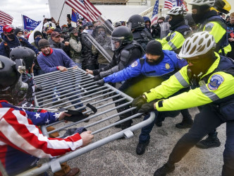 示威者与在场警员爆发激烈冲突。AP图片