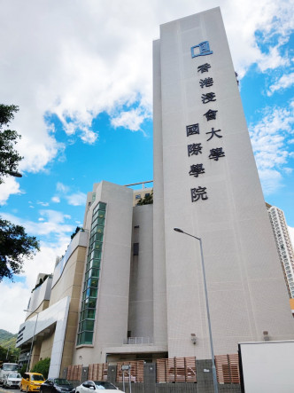 警員到位於石門香港浸會大學國際學院調查。