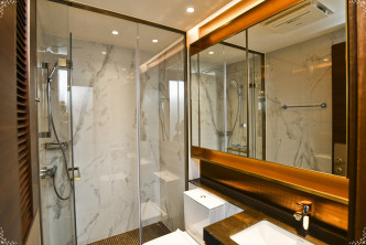 浴室设大镜，方便梳洗及整理妆容。