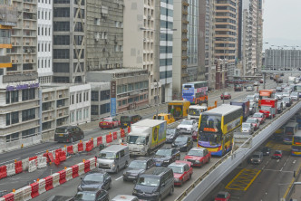李耀培相信在交通运输上引入高端科技的设备，有助改善本港长期的交通挤塞问题。资料图片