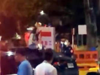 警员到场劝阻女子。「台南爆料公社-台南最大社团」Facebook影片截图