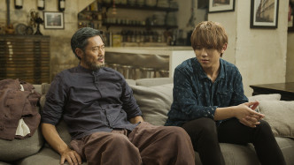 德斌剧中与姜涛演两父子，他笑言要向对方学习做偶像。