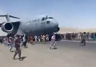 大批民眾打算攀附在一架美軍軍機機身逃亡。網上圖片