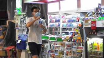 锺培生中途去报纸档买水饮，乜冰室啲水唔啱饮咩？