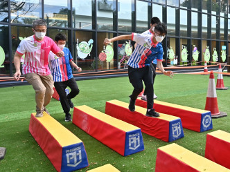 警务处处长萧泽颐（左一）与少年警讯会员进行障碍赛。政府新闻处图片